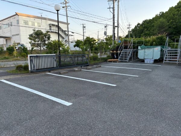 【5S活動で工場内敷地の駐車場白線引きを行いました】