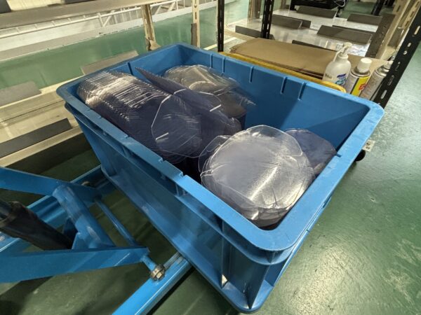 【軟質塩ビ透明シート 2t をトムソン型で加工しました】