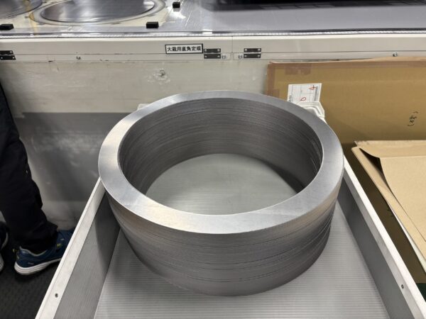【膨張黒鉛シートをリング形状にトムソン型で打ち抜き加工しました】